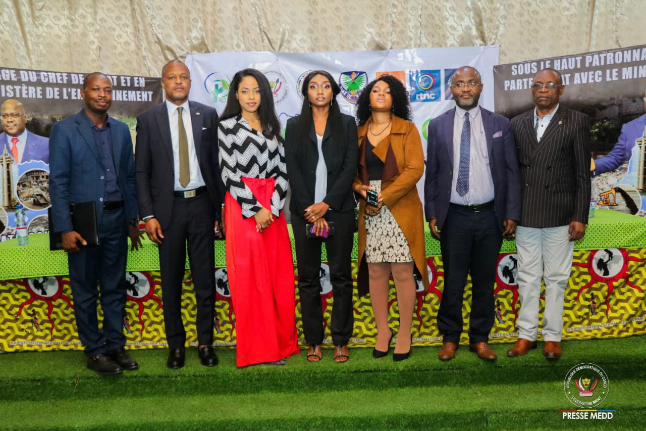 Participants suivant une conférence COWASTE à Kinshasa