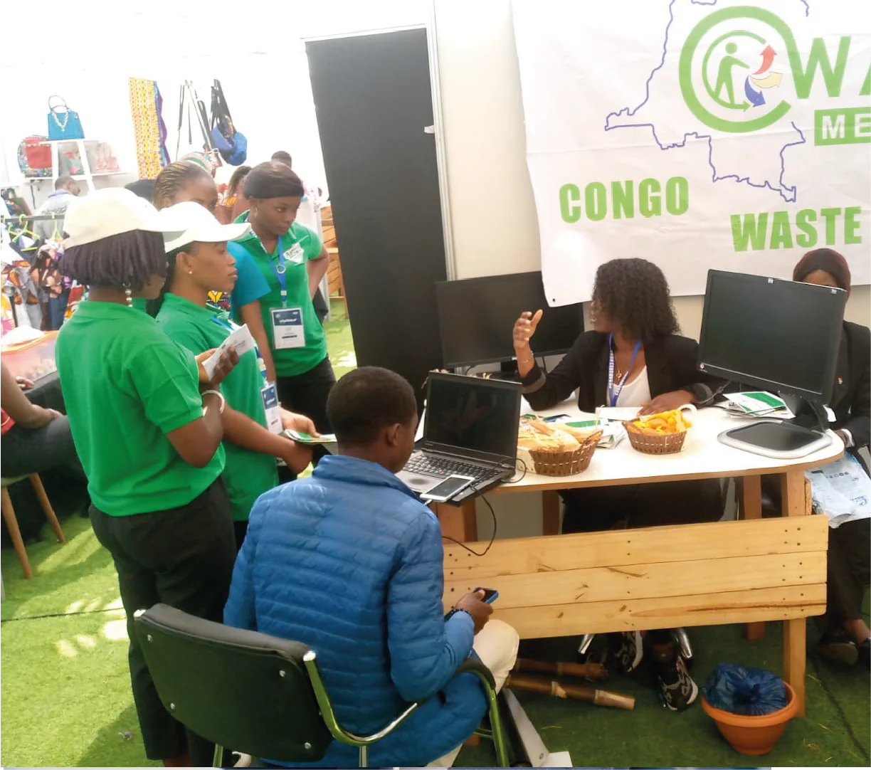 Vue d'ensemble du stand COWASTE à Lubumbashi avec objets artisanaux issus de matières recyclées