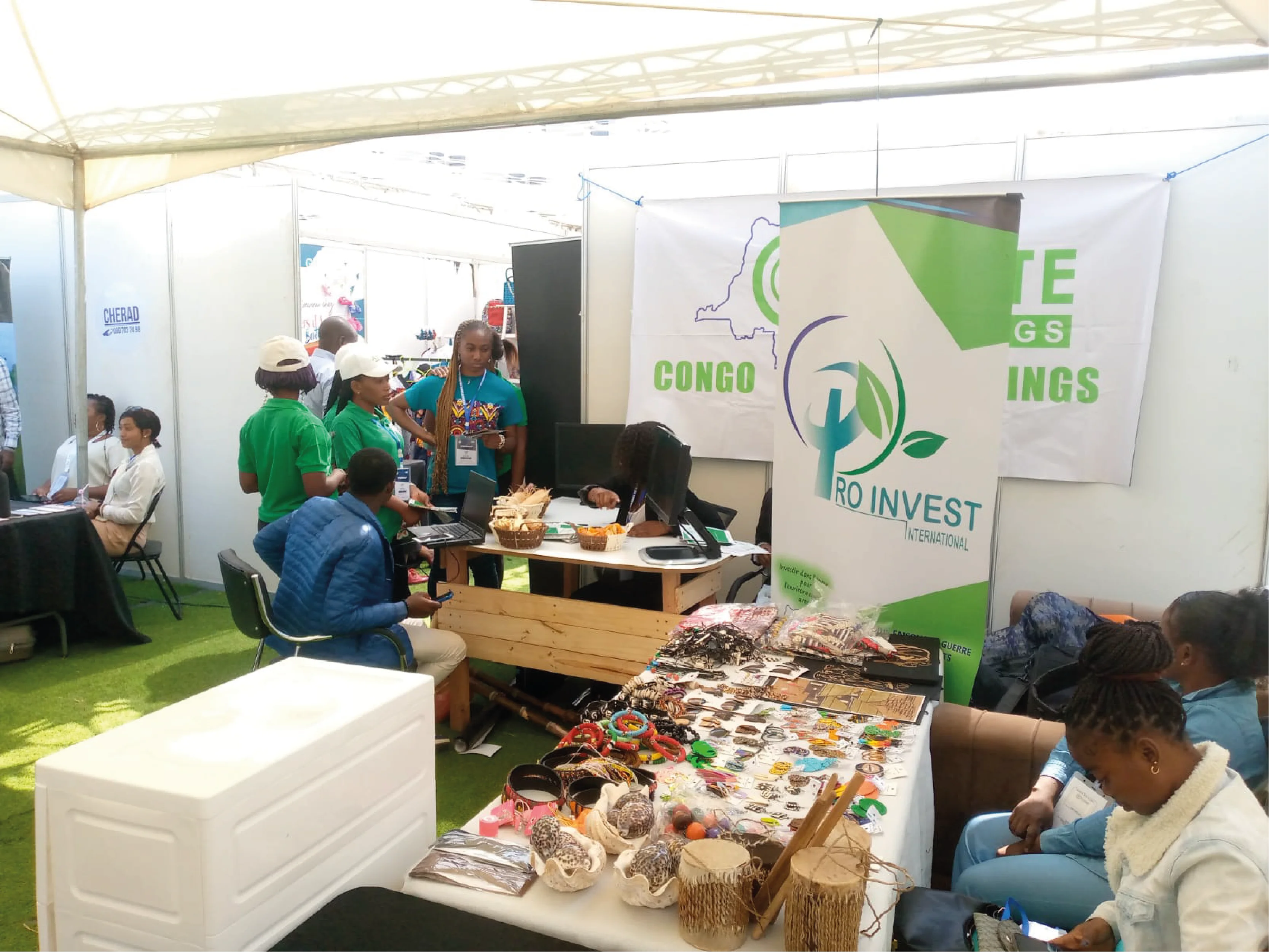 Échange entre une hôtesse et une visiteuse du salon devant les bannières COWASTE et Pro Invest